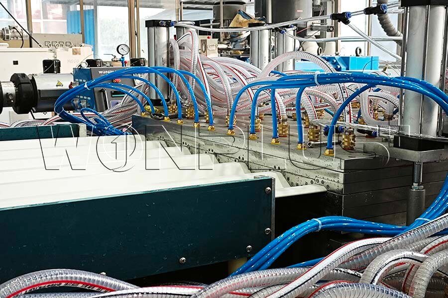 สายการอัดรีดหลังคากลวง PVC เสร็จสิ้นการว่าจ้าง