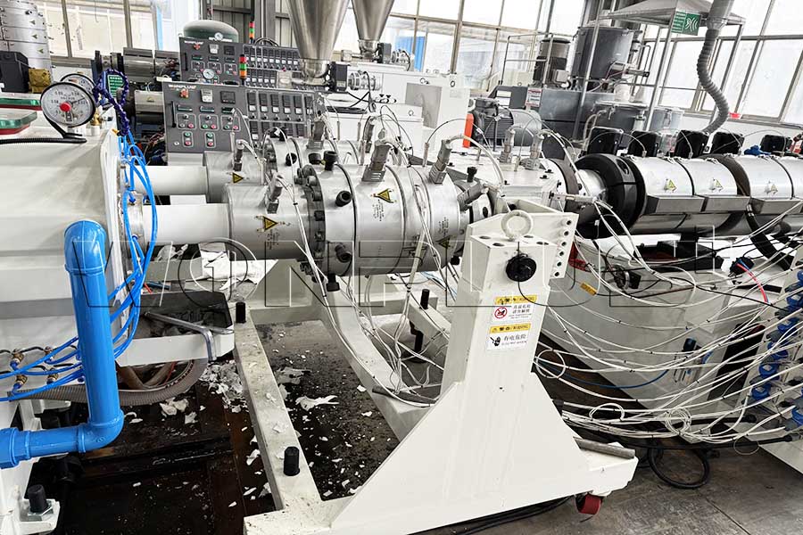 Double Outlets PVC Pipe Extrusion Line เสร็จสิ้นการว่าจ้าง