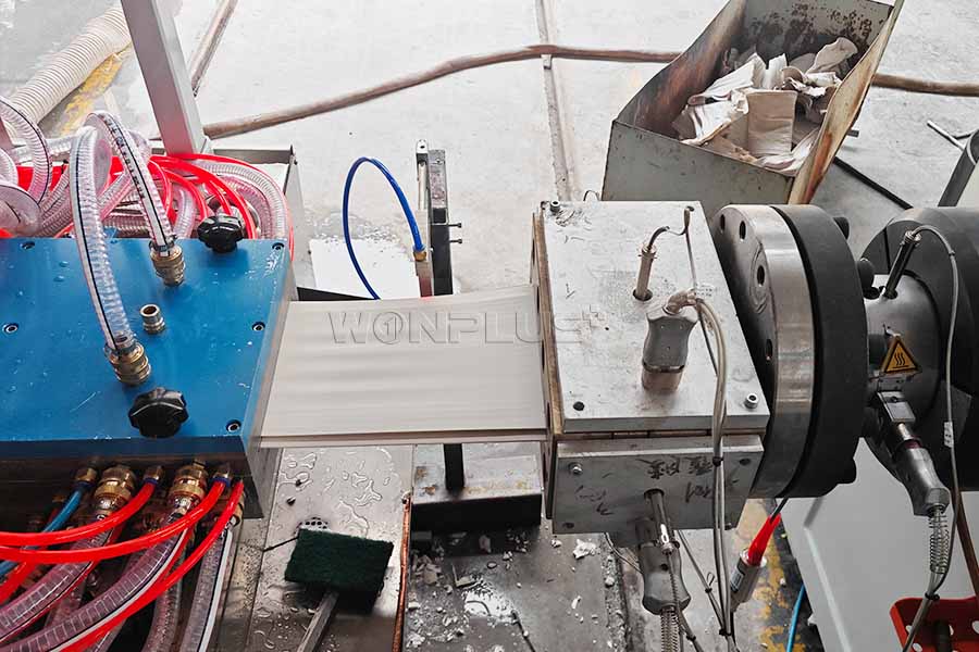 WONPLUS ประสบความสำเร็จในการติดตั้งสายการผลิตแผ่นฝ้าเพดาน PVC แบบอัดขึ้นรูป