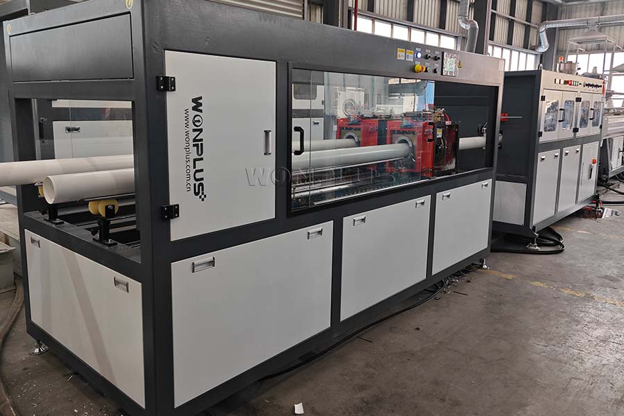 WONPLUS ประสบความสำเร็จในการติดตั้งสายการผลิตท่อพีวีซีแบบสองทางขนาด 90-110 มม.